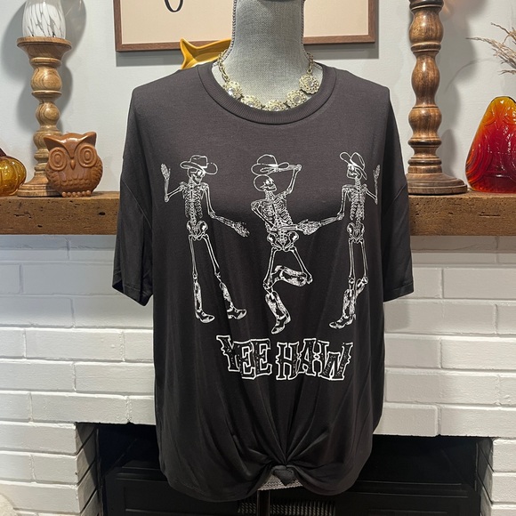 💀Skeleton top!💀 - Picture 1 of 8